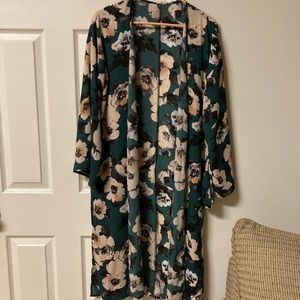 A beautiful floral kimono drape top, OS